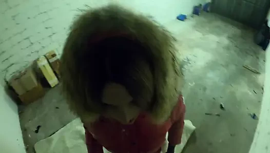 Svenja kırmızı parlak moncler ceket üzerinde boşalmak alır