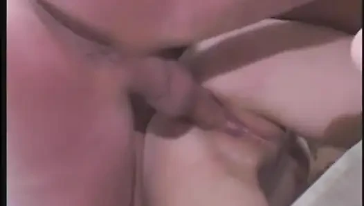 İki sevimli ve yarak hazır sürtük sert sikişiyor