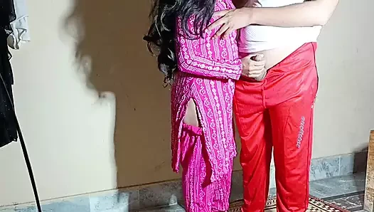 Üvey kız kardeş amcık üvey erkek kardeşi tarafından Hintçe sert sikiliyor