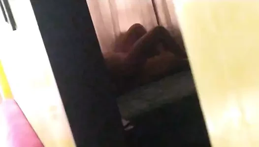 Sevgilim beni dölledikten ve gavat dışarıdan filme aldıktan sonra sevgilisinin yarağına biniyor ve temizliyor