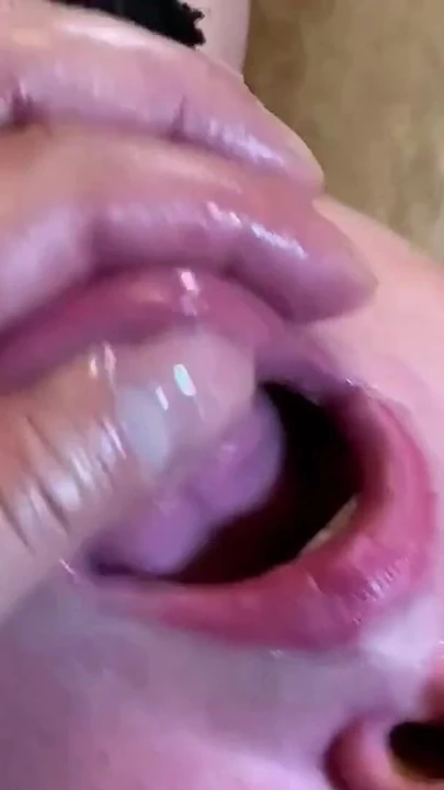 Обязательный момент из "КРАСИВАЯ ЖЕНЩИНА ХОЧЕТ ЖЕСТКИЙ БДСМ СЕКС. ОНА БЫЛА В ЧУЛКАХ И ПОЛОЖИЛА КРАСНУЮ ПОМАДУ НА ЕЕ ГУБЫ. СОСЕТ У НЕЕ"