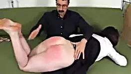 Genç çıplak bayanın göğüslerine ve vajinasına şaplak atmak.