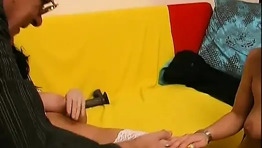 Yaşlı adam sürtüğü iki büyük yarağa veriyor