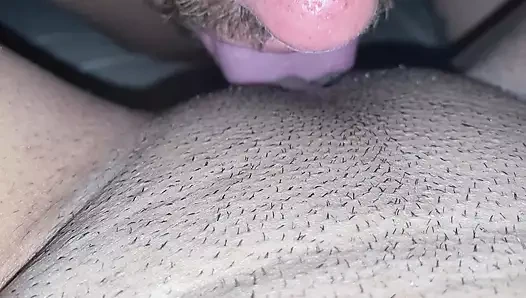 Üvey yeğenimin amımı emmesini seviyorum, ama hamile kalmak istemiyorum ve prezervatifi nazikçe yarağına koyuyorum