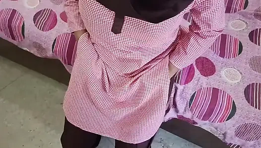 Hintli üniversite öğrencisi üniversite üniforması içinde öğretmenle sikişiyor