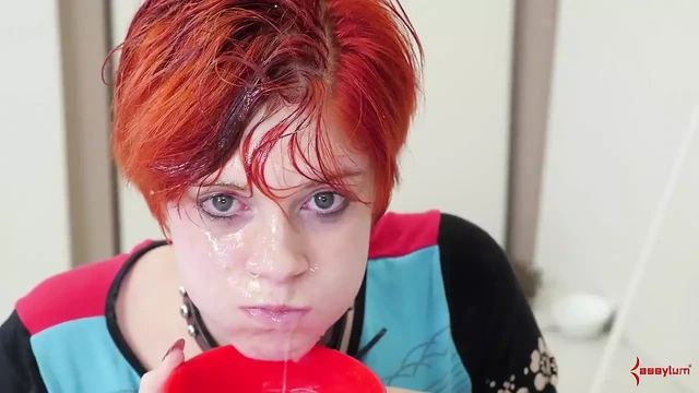 Покорная глотает горячую порцию спермы