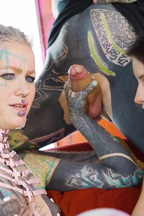 İki ince tatlı kız şişman yaraklı bir servis görevlisi tarafından sikiliyor