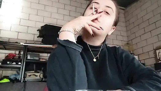 PAWG Kız Ince Sigara Içiyor