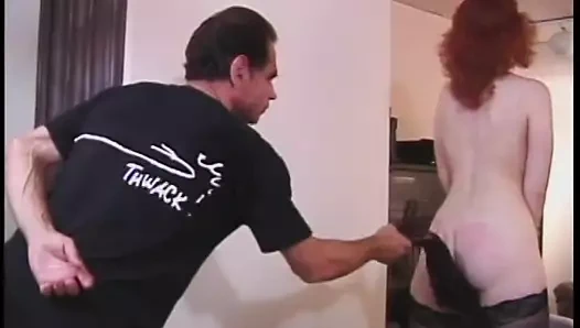 Olgun kızıl saçlı gözleri bağlı alır ve dominatrix ile kedi oyun hoşlanır