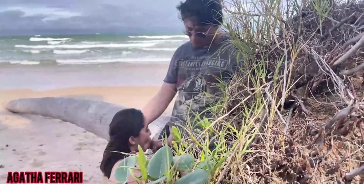 Sahilde kocasını aldatıyor