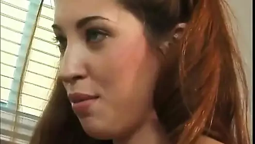 İki ateşli genç kız ıslak amcıklarını yalıyor