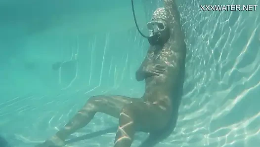 Lidia skukoha masturbates içinde the pool