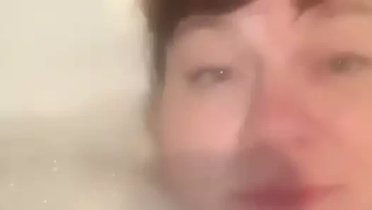 İnek kız banyo zamanını ve baloncukları sever