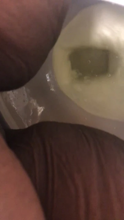 Богиня писает в публичном туалете