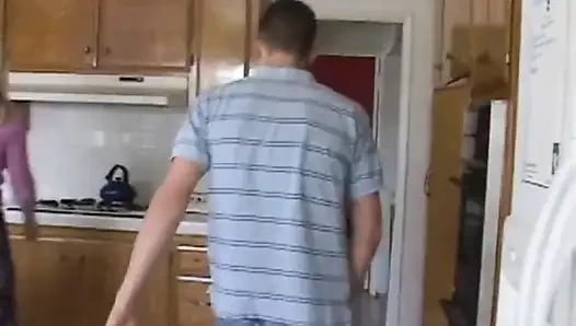 Vicky Vette kıllı amcığıyla mutfakta sikişiyor