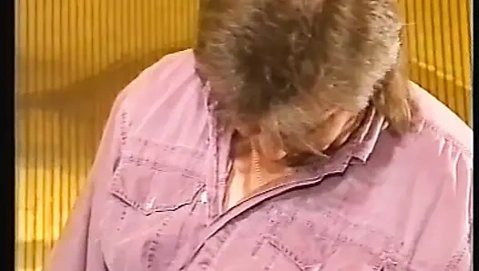 Zwei retro vollbusige MILfs mit behaarter muschi gefickt und von einem großen schwanz in den mund gespritzt