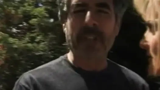 Муж делится своей сексуальной женой