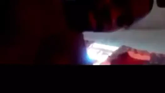 Bajan müzisyen fanlarından birini beceriyor