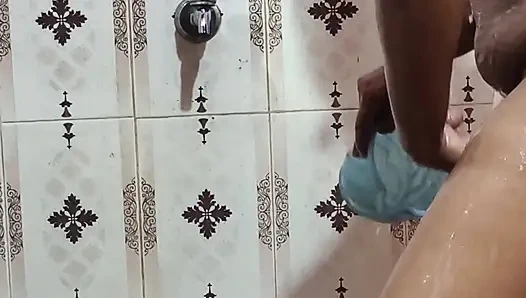 Hintli mallu kız banyo yapıyor ve daha sıkı sikişmeye ihtiyacı var