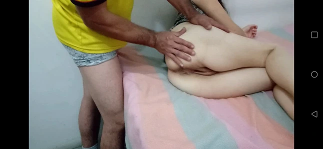 Sapık Hintli üvey anne iç çamaşırı olmadan üvey oğlunun sikini sertleştirir, böylece onu becerebilir.