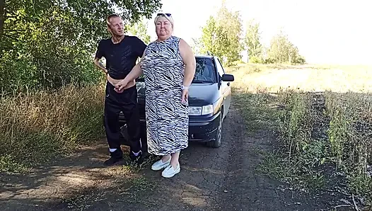 Herkesin içinde doğada yazdı, bir komşusunu ağzından sikti ve dölle doldurdu