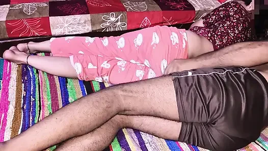 Hintli ateşli çiftlerin yakın çekim sikiş sahnesi