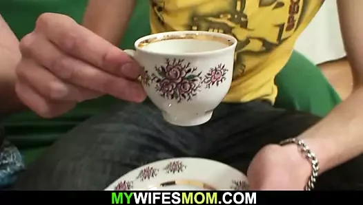 çok yaşlı anne inlaw mutlu bir genç adam