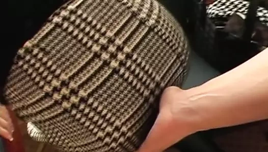 Genç Japon genç kız otel odasında eğleniyor