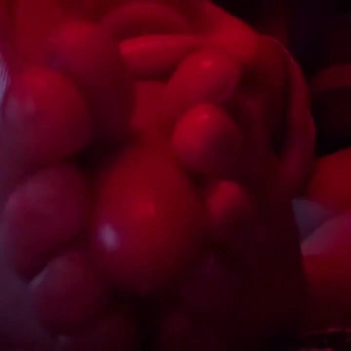 Yarağının parmaklarım arasında kaymasını seviyorum
