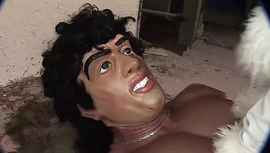 Sarışın orta yaşlı seksi kadın maske takan bir adam tarafından götten sikiliyor