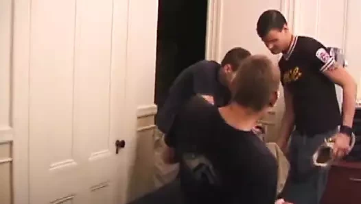 Sekiz oğlan sikişiyor