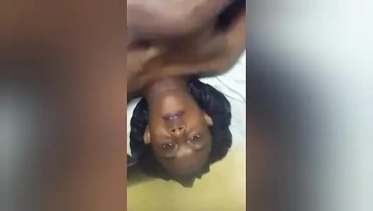 Edepsiz kaltak vücudunu amını ve göt deliğini gösteriyor