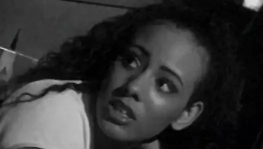 Azgın latin ıslak amcığını siktiriyor