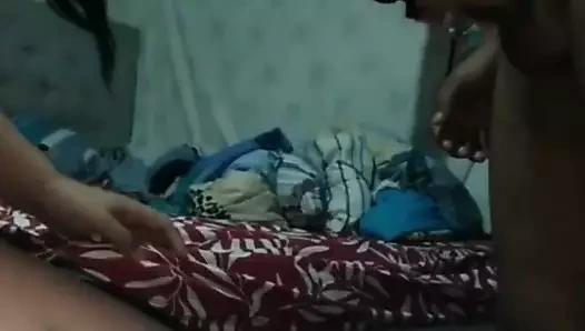 Azgın üvey kızı üvey babasını baştan çıkarıyor. mastürbasyon yapar ve ona büyük horoz ile iyi bir sikiş verir