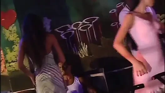 Klasik sürtükler için sert seks canavar siyah ve beyaz yaraklarla sikiliyor (tam film)