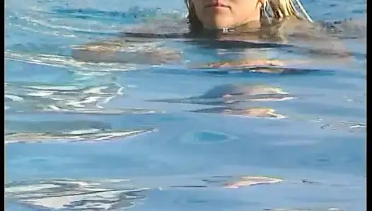 Sarışın kız havuz kenarında göğüslerine büyük bir yarak emiyor