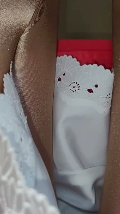 Uzun pembe astarlı etek ve beyaz saten yarım jüpon. | Klip 1