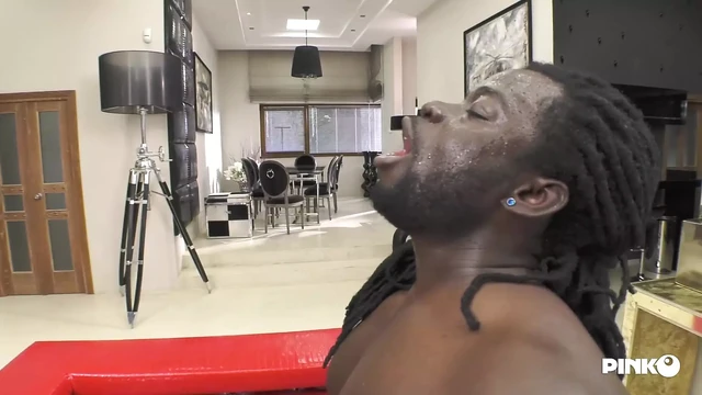 Муж наблюдает за Маленой, пока ее два больших черных члена