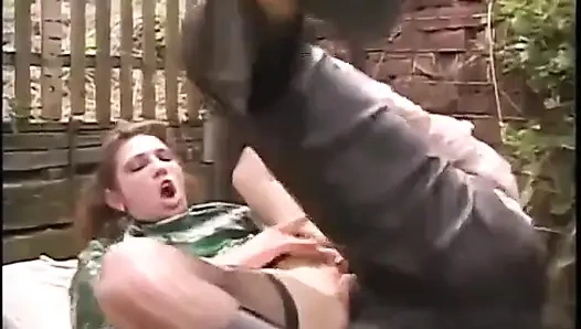 Esmer piliç açık havada sert anal seks yapıyor