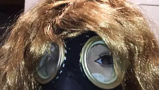 Kadın kılık ve gaz maskesi