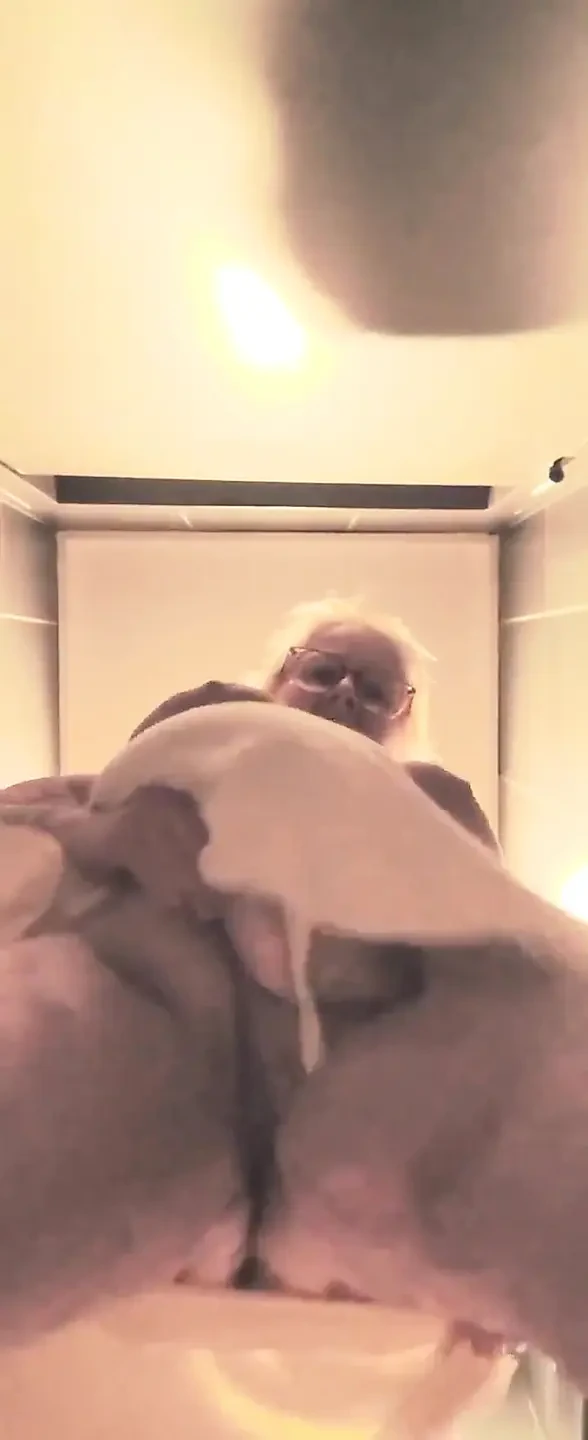 Arkadaşlar bu yüzden sikişiyor ve banyo kapısını kilitliyor