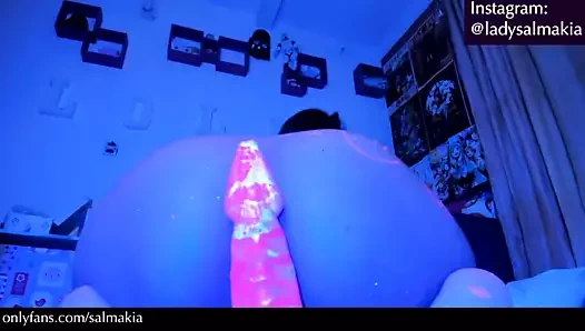 Neon web kamerası gösterisi - büyük bir yapay penis ve anal ile mastürbasyon