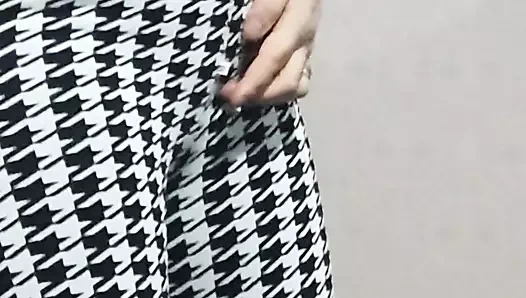 Üvey anne üvey oğlunun önünde yeni bir takım elbise deniyor