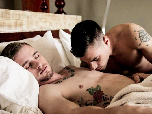 Twink adam erkek arkadaşını uyandırır