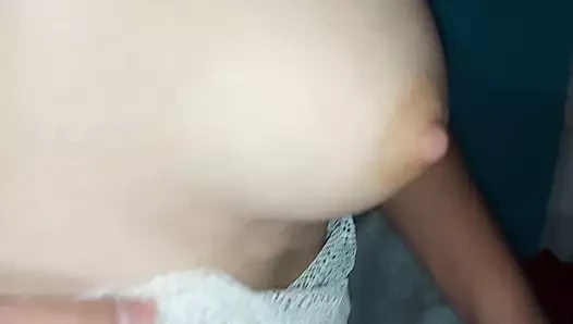 Üvey kardeşime benim lezzetli kedi gösteriliyor