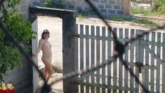 Karım açık havada göğüslerini gösteriyor. Ondan sonra bana elle muamele çekti.