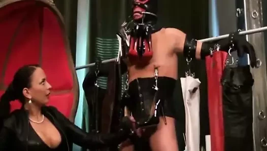 Domina wichst Stiefelsklaven 3