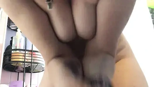 Çıplak bacaklarıma işiyorum