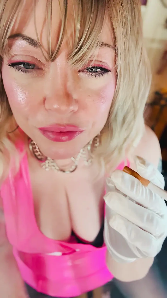 Pembe pvcli İngiliz tart Tina Snua beyaz saten eldivenlerle 100 sigara içiyor