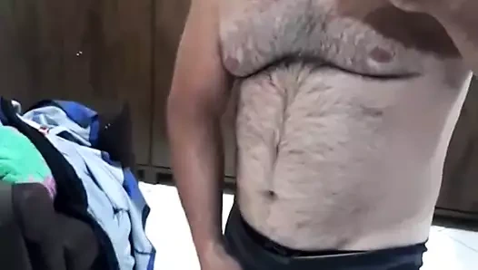 Sıcak adım baba aletini gösteriyor